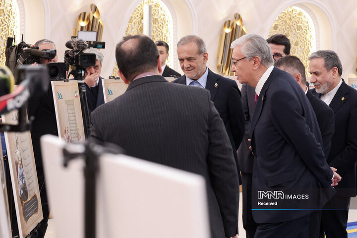 بازدید روسای جمهور ایران و قزاقستان از نمایشگاه اسناد تاریخی آسیای میانه