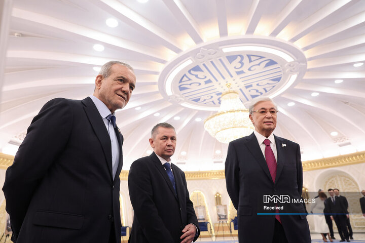 بازدید روسای جمهور ایران و قزاقستان از نمایشگاه اسناد تاریخی آسیای میانه