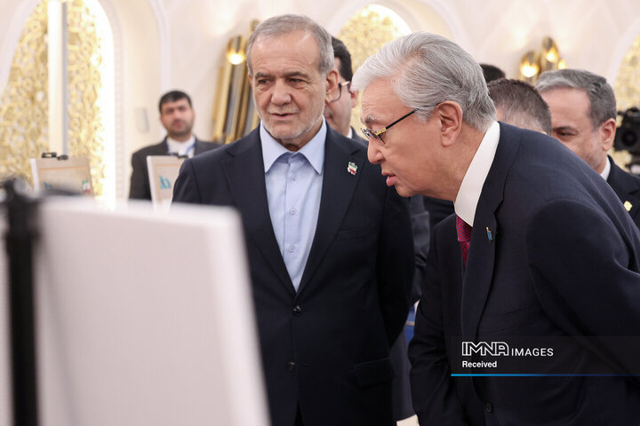 بازدید روسای جمهور ایران و قزاقستان از نمایشگاه اسناد تاریخی آسیای میانه