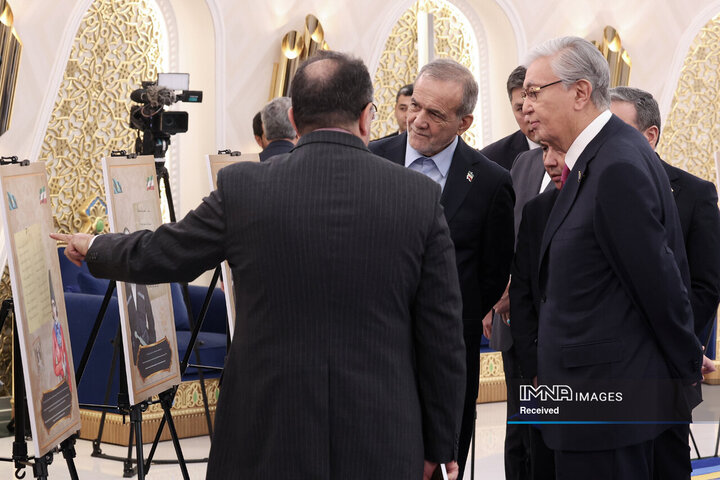 بازدید روسای جمهور ایران و قزاقستان از نمایشگاه اسناد تاریخی آسیای میانه