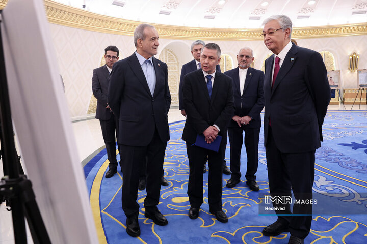 بازدید روسای جمهور ایران و قزاقستان از نمایشگاه اسناد تاریخی آسیای میانه