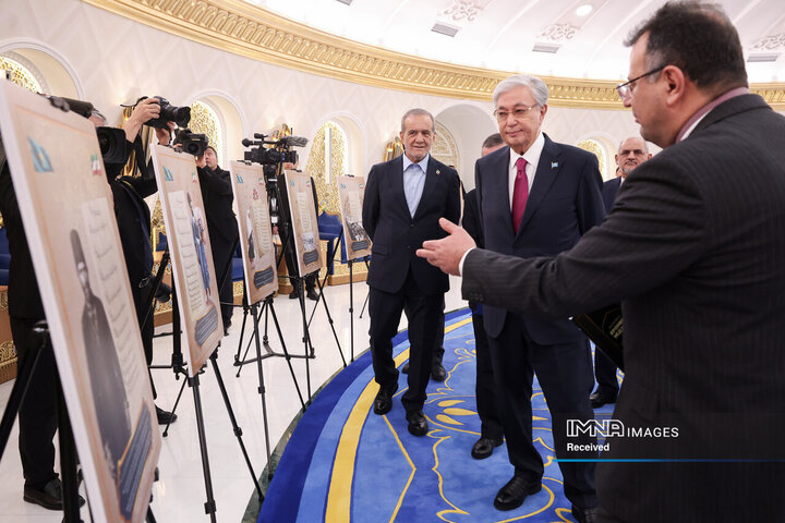 بازدید روسای جمهور ایران و قزاقستان از نمایشگاه اسناد تاریخی آسیای میانه