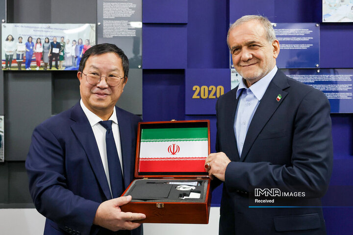 اعطای دکترای افتخاری دانشگاه بین‌المللی نظربایف به دکتر پزشکیان