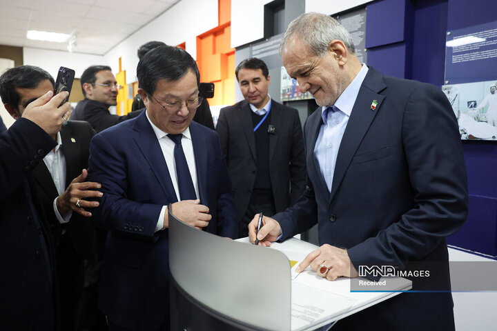 اعطای دکترای افتخاری دانشگاه بین‌المللی نظربایف به دکتر پزشکیان