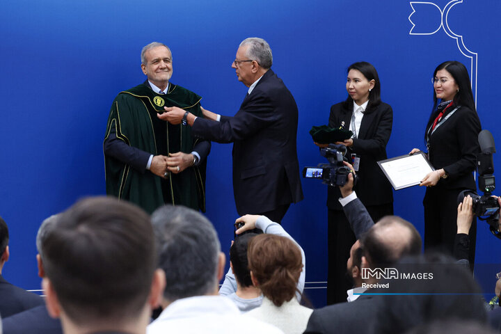اعطای دکترای افتخاری دانشگاه بین‌المللی نظربایف به دکتر پزشکیان