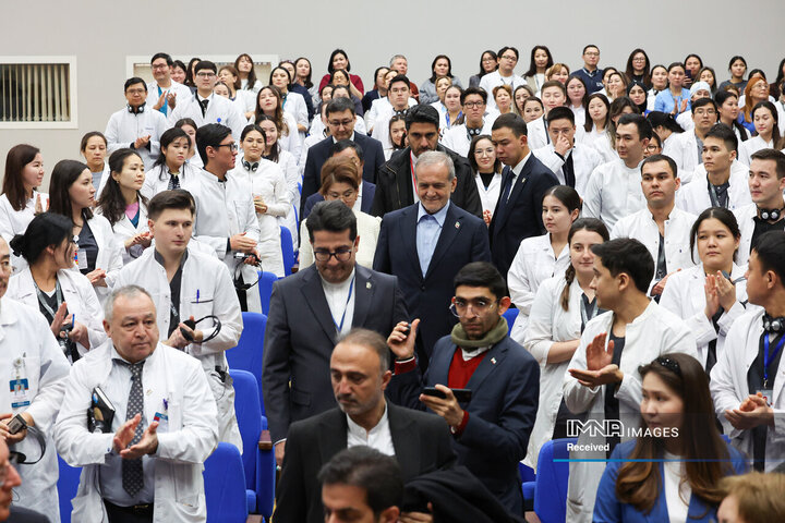 اعطای دکترای افتخاری دانشگاه بین‌المللی نظربایف به دکتر پزشکیان