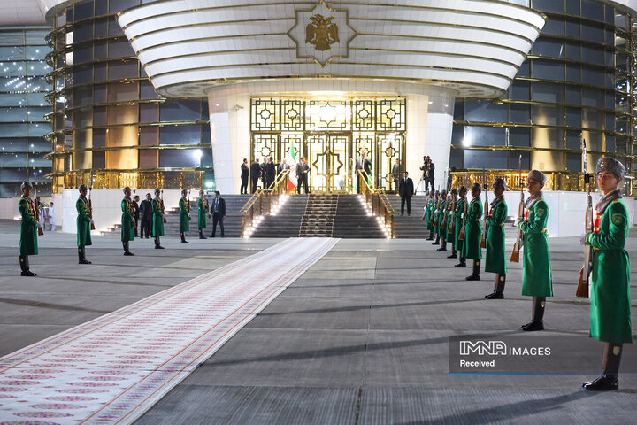 ورود رئیس جمهور به عشق‌آباد