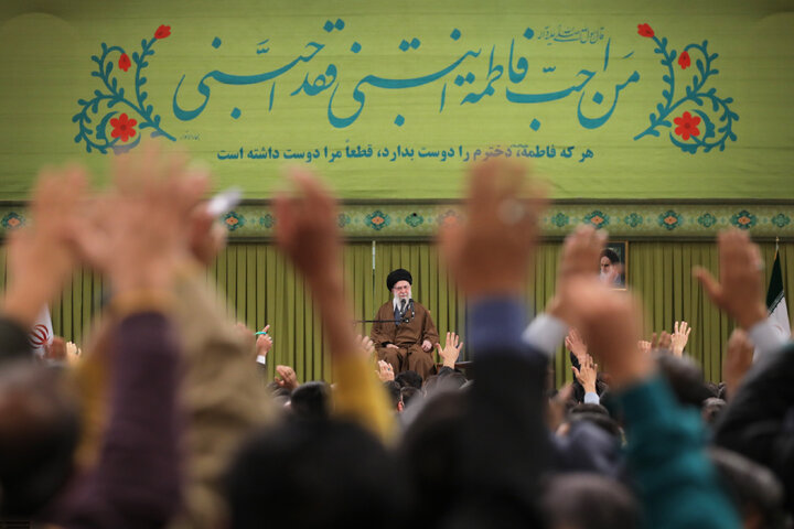 دیدار هزاران نفر از مداحان و ستایشگران اهل بیت(ع) با رهبر انقلاب