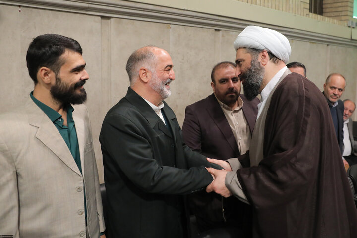 دیدار هزاران نفر از مداحان و ستایشگران اهل بیت(ع) با رهبر انقلاب