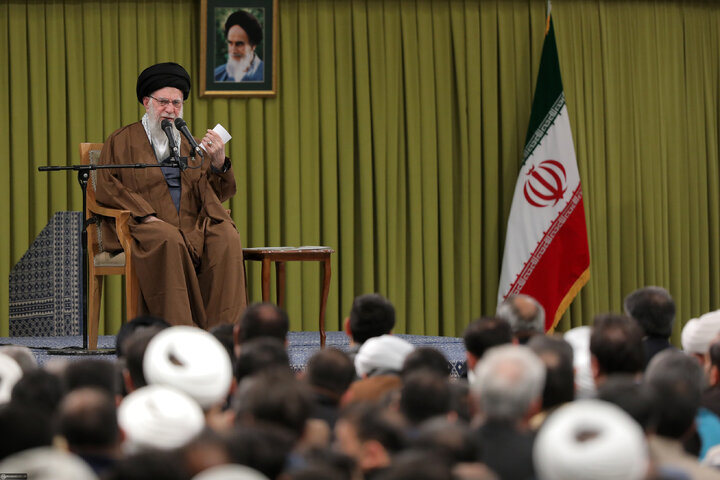 دیدار هزاران نفر از مداحان و ستایشگران اهل بیت(ع) با رهبر انقلاب