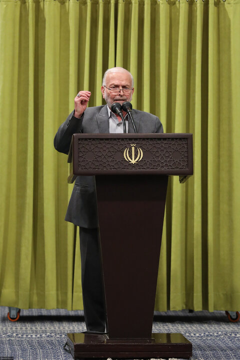 دیدار هزاران نفر از مداحان و ستایشگران اهل بیت(ع) با رهبر انقلاب