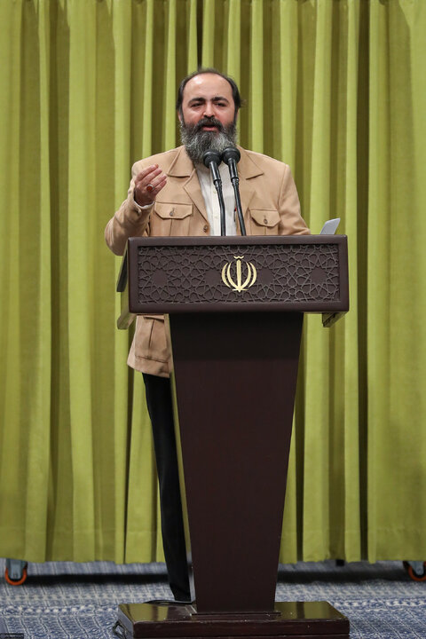 دیدار هزاران نفر از مداحان و ستایشگران اهل بیت(ع) با رهبر انقلاب