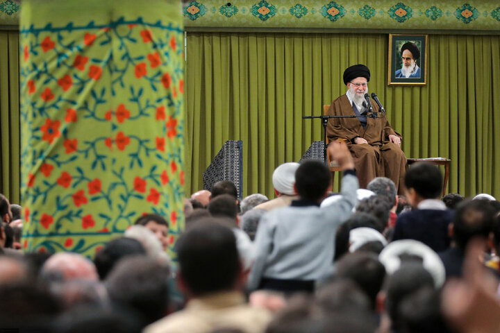 دیدار هزاران نفر از مداحان و ستایشگران اهل بیت(ع) با رهبر انقلاب