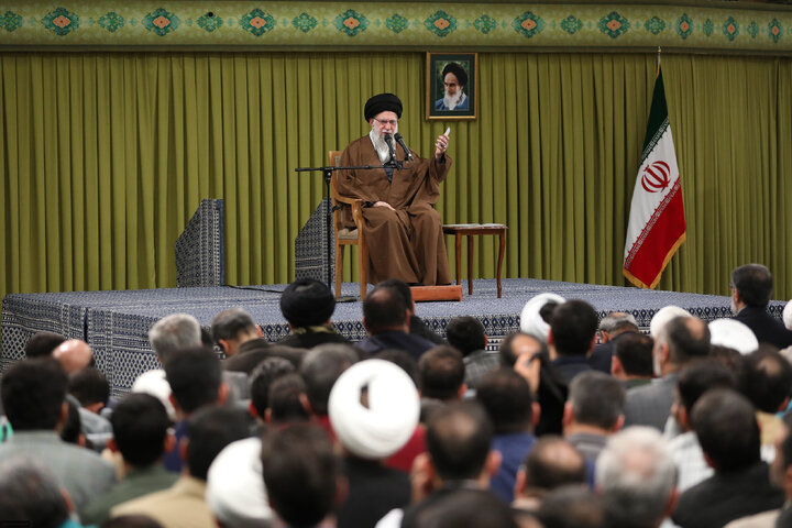 دیدار هزاران نفر از مداحان و ستایشگران اهل بیت(ع) با رهبر انقلاب