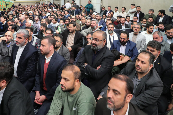 دیدار هزاران نفر از مداحان و ستایشگران اهل بیت(ع) با رهبر انقلاب