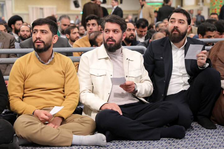 دیدار هزاران نفر از مداحان و ستایشگران اهل بیت(ع) با رهبر انقلاب