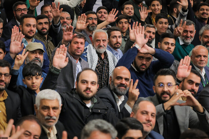 دیدار هزاران نفر از مداحان و ستایشگران اهل بیت(ع) با رهبر انقلاب