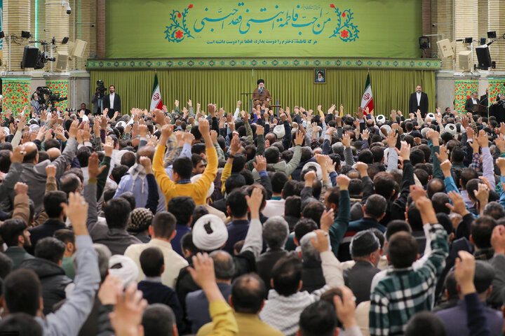 دیدار هزاران نفر از مداحان و ستایشگران اهل بیت(ع) با رهبر انقلاب