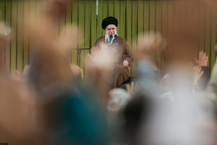 دیدار هزاران نفر از مداحان و ستایشگران اهل بیت(ع) با رهبر انقلاب