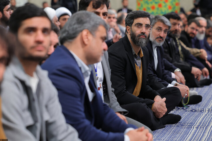 دیدار هزاران نفر از مداحان و ستایشگران اهل بیت(ع) با رهبر انقلاب