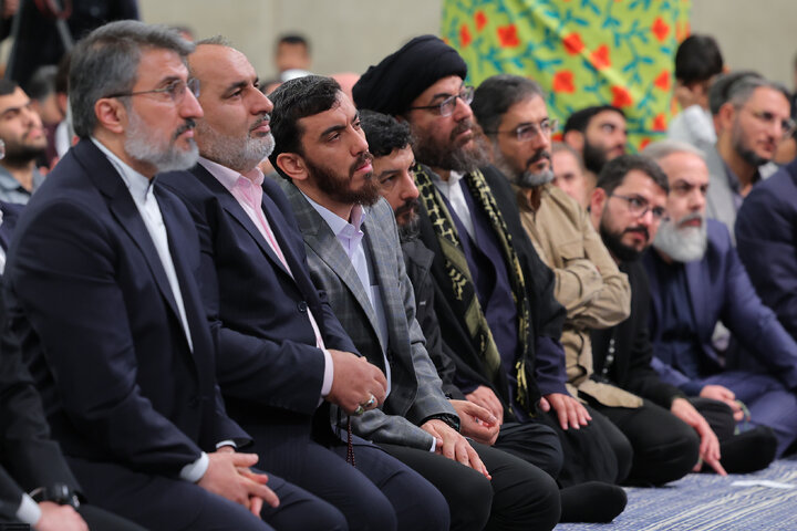 دیدار هزاران نفر از مداحان و ستایشگران اهل بیت(ع) با رهبر انقلاب