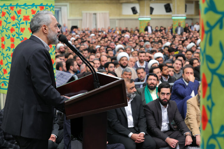 دیدار هزاران نفر از مداحان و ستایشگران اهل بیت(ع) با رهبر انقلاب