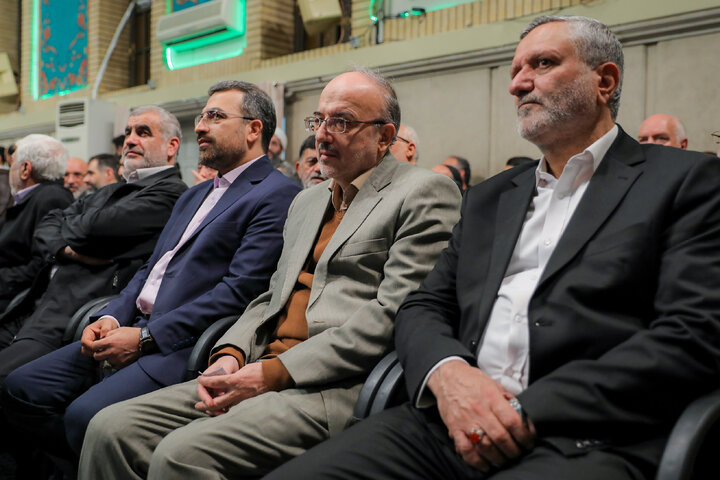 دیدار هزاران نفر از مداحان و ستایشگران اهل بیت(ع) با رهبر انقلاب