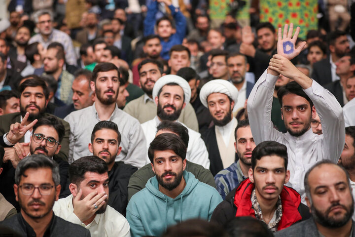 دیدار هزاران نفر از مداحان و ستایشگران اهل بیت(ع) با رهبر انقلاب