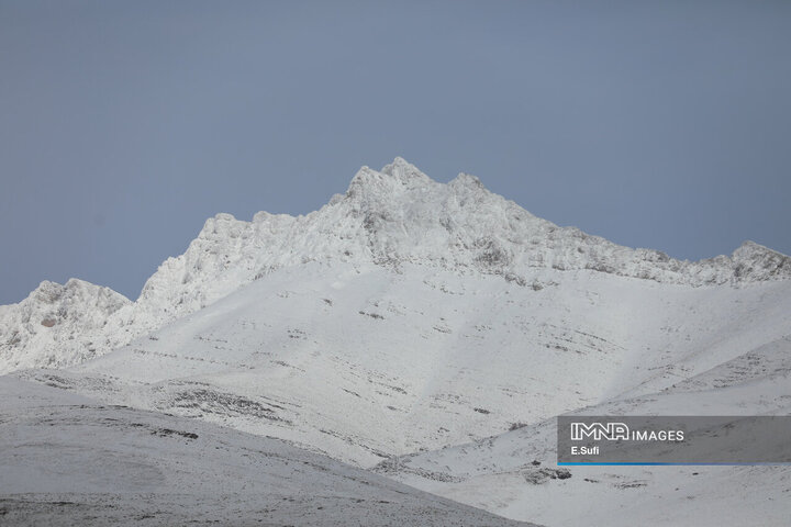 برف پاییزی در آستانه شازند ; پایان انتظار زمین تشنه