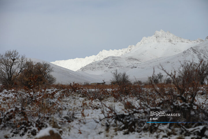 برف پاییزی در آستانه شازند ; پایان انتظار زمین تشنه