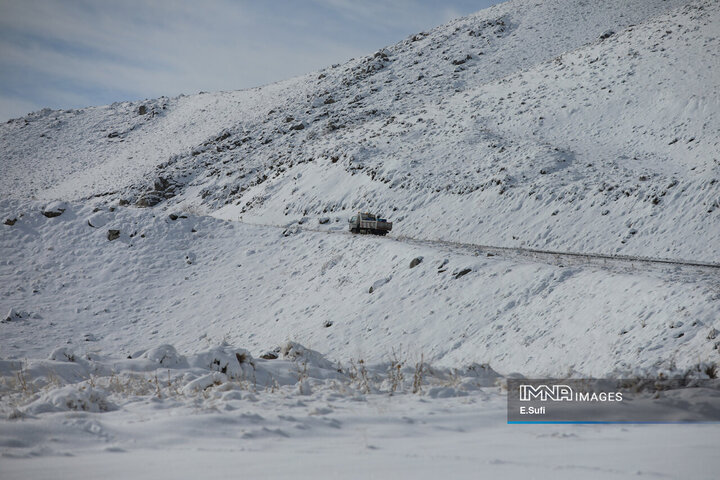 برف پاییزی در آستانه شازند ; پایان انتظار زمین تشنه