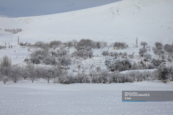 برف پاییزی در آستانه شازند ; پایان انتظار زمین تشنه
