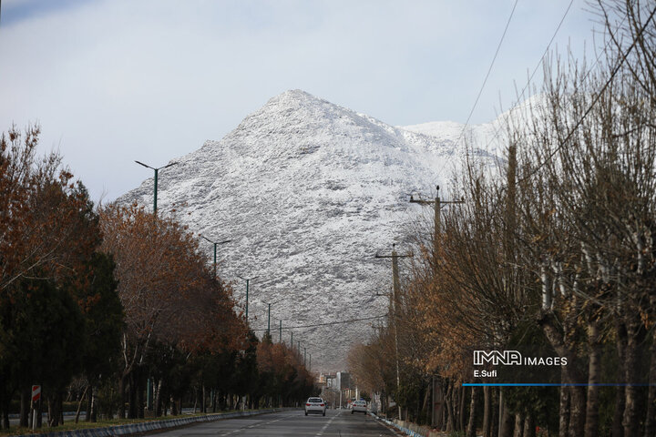 برف پاییزی در آستانه شازند ; پایان انتظار زمین تشنه
