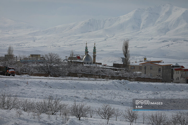 برف پاییزی در آستانه شازند ; پایان انتظار زمین تشنه