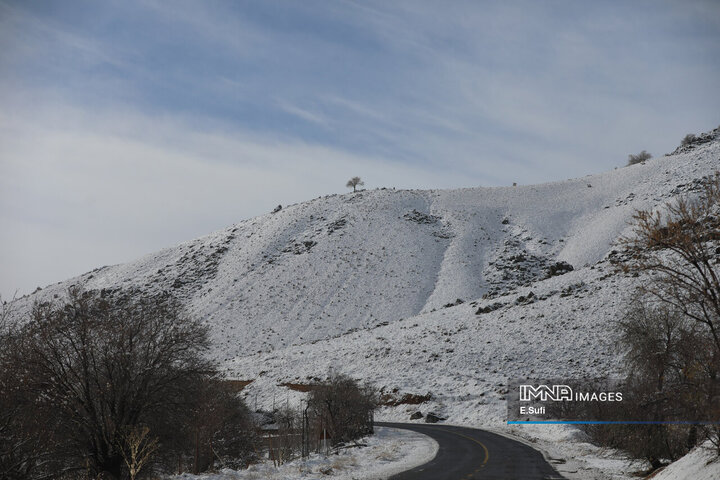 برف پاییزی در آستانه شازند ; پایان انتظار زمین تشنه