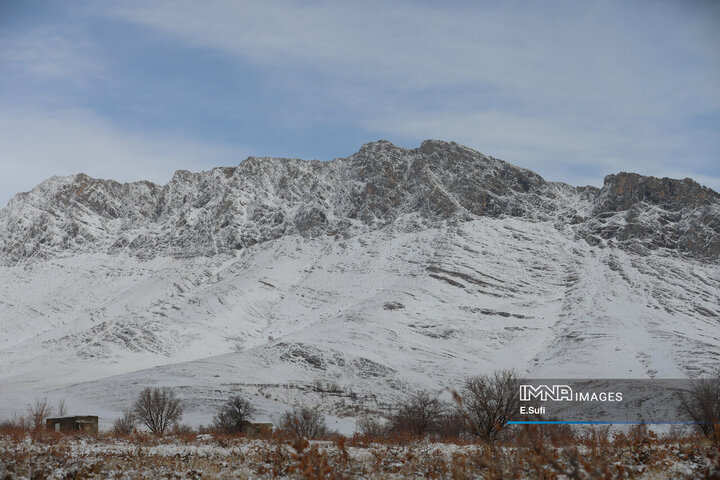 برف پاییزی در آستانه شازند ; پایان انتظار زمین تشنه