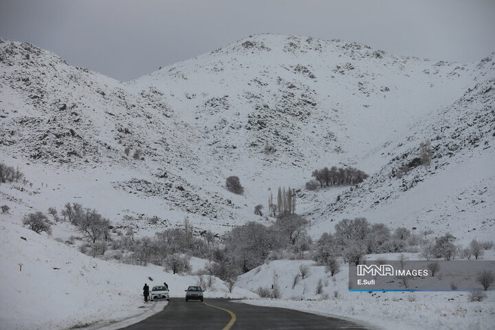 برف پاییزی در آستانه شازند ; پایان انتظار زمین تشنه