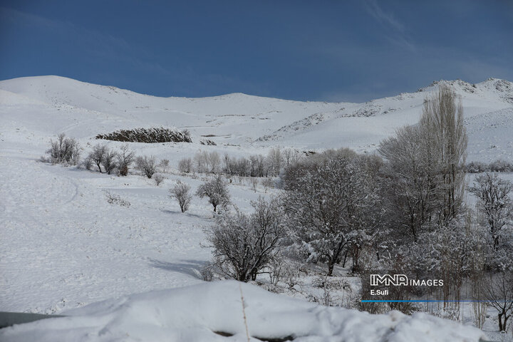 برف پاییزی در آستانه شازند ; پایان انتظار زمین تشنه