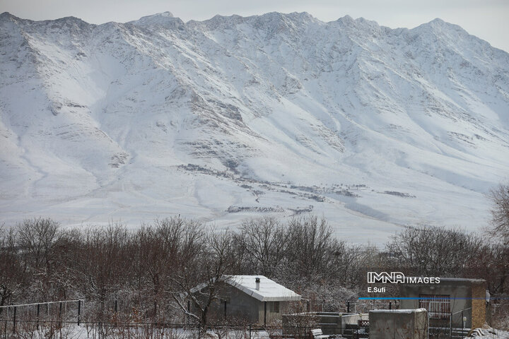 برف پاییزی در آستانه شازند ; پایان انتظار زمین تشنه