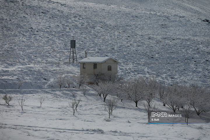 برف پاییزی در آستانه شازند ; پایان انتظار زمین تشنه