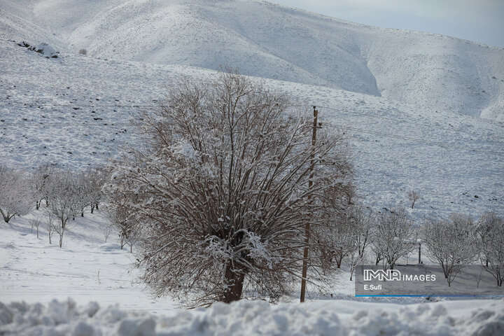 برف پاییزی در آستانه شازند ; پایان انتظار زمین تشنه