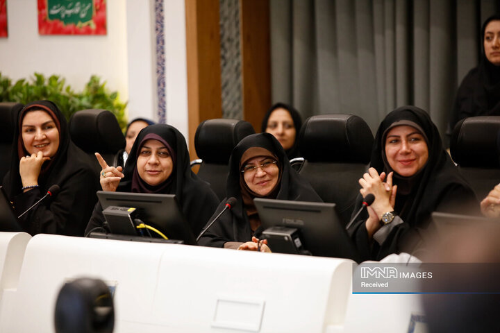 دیدار  شهردار و رئیس کمیسیون خانواده شورای شهر اصفهان با کارکنان بانوی شهرداری