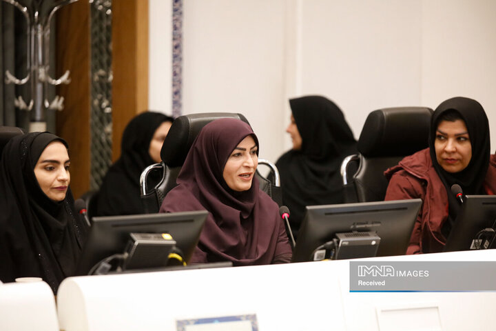 دیدار  شهردار و رئیس کمیسیون خانواده شورای شهر اصفهان با کارکنان بانوی شهرداری