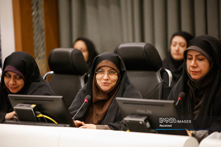 دیدار  شهردار و رئیس کمیسیون خانواده شورای شهر اصفهان با کارکنان بانوی شهرداری