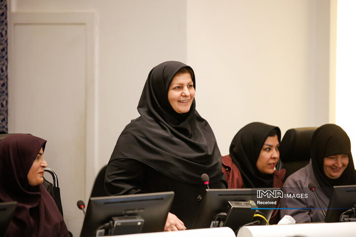 دیدار  شهردار و رئیس کمیسیون خانواده شورای شهر اصفهان با کارکنان بانوی شهرداری