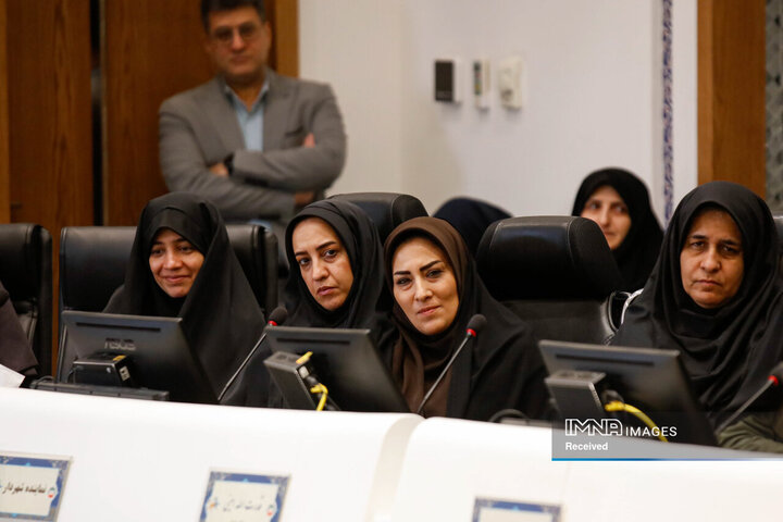 دیدار  شهردار و رئیس کمیسیون خانواده شورای شهر اصفهان با کارکنان بانوی شهرداری