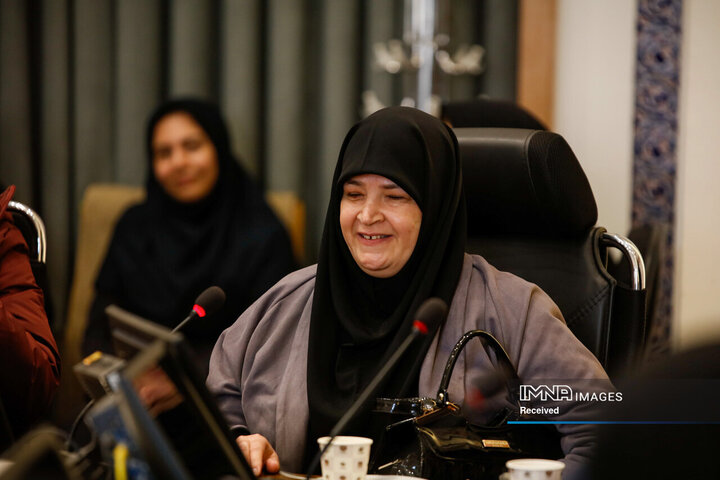 دیدار  شهردار و رئیس کمیسیون خانواده شورای شهر اصفهان با کارکنان بانوی شهرداری