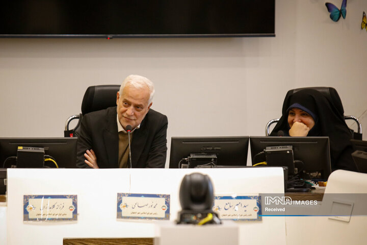 دیدار  شهردار و رئیس کمیسیون خانواده شورای شهر اصفهان با کارکنان بانوی شهرداری