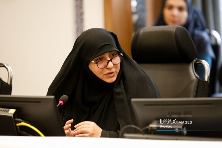 دیدار  شهردار و رئیس کمیسیون خانواده شورای شهر اصفهان با کارکنان بانوی شهرداری