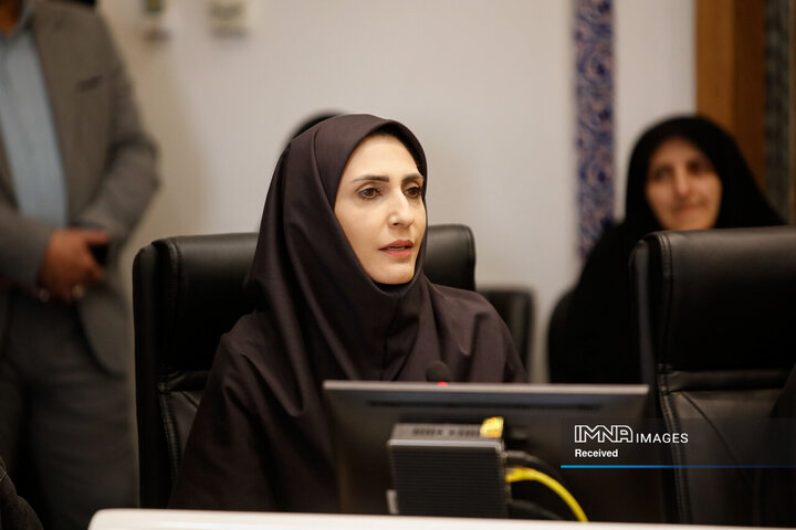 دیدار  شهردار و رئیس کمیسیون خانواده شورای شهر اصفهان با کارکنان بانوی شهرداری